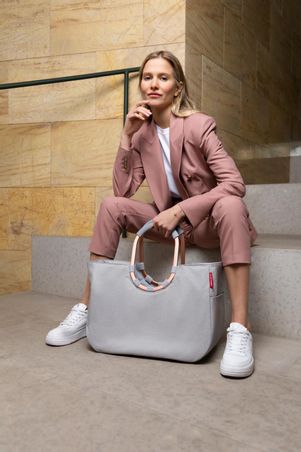 https://mom.maison-objet.com/en/product/21527/loopshopper-l-frame-twist-sky-rose
