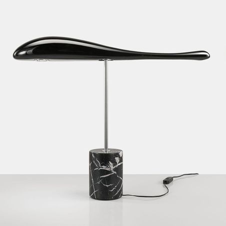 https://mom.maison-objet.com/fr/produit/135170/lampe-de-table-et-de-bureau-flying-fish-noire