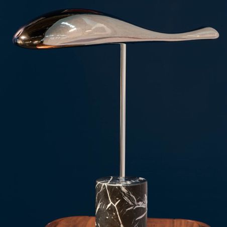 https://mom.maison-objet.com/fr/produit/135164/lampe-de-table-et-de-bureau-flying-fish-chrome