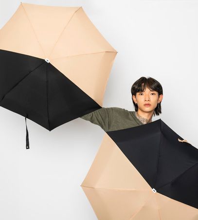 https://mom.maison-objet.com/fr/produit/95850/micro-parapluie-beige-noir-alice