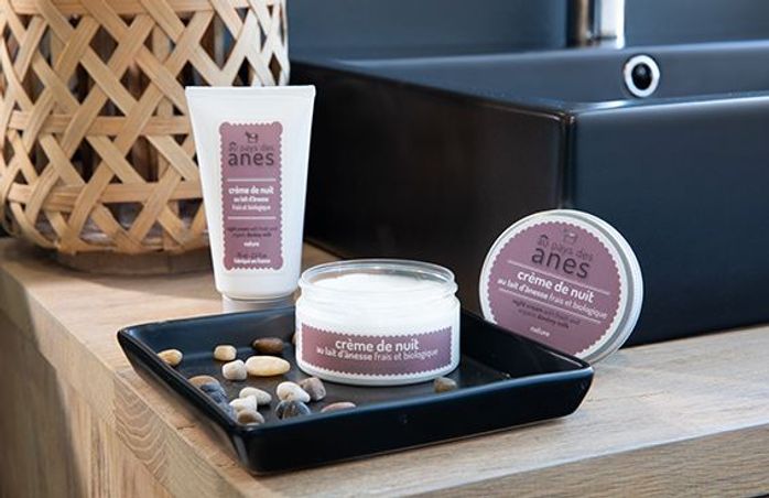 https://mom.maison-objet.com/fr/produit/1422344/creme-de-nuit-au-lait-d-anesse-frais-et-bio