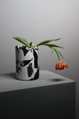 https://mom.maison-objet.com/fr/produit/1441778/vase-triangoli-grand-antique