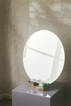 https://mom.maison-objet.com/fr/produit/1495036/miroir-magique-avec-base