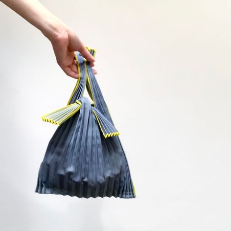 https://mom.maison-objet.com/fr/produit/15678/sac-pleco-taille-xs-a-plis-verticaux-en-bioplastique