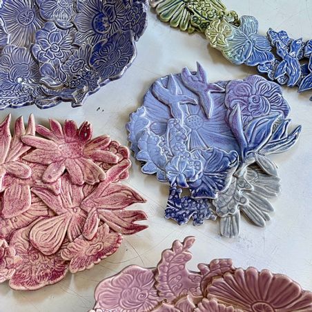 https://mom.maison-objet.com/fr/produit/1545050/lamunlamai-articles-de-decoration-murale-florale-en-ceramique