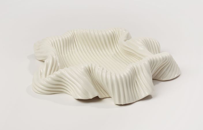 https://mom.maison-objet.com/fr/produit/1548190/piece-unique-porcelaine-plat-ondule
