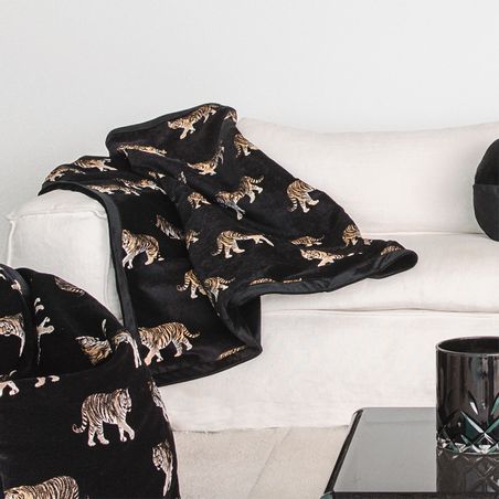 https://mom.maison-objet.com/fr/produit/1573330/plaid-en-velours-noir-avec-tigres-brodees