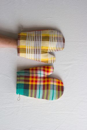 https://mom.maison-objet.com/fr/produit/1578062/gant-de-cuisine-tissu-vintage