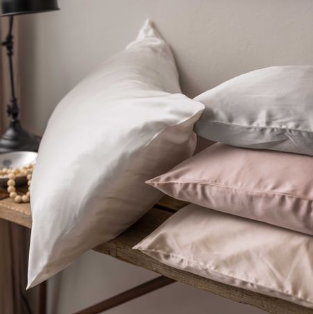 https://mom.maison-objet.com/fr/produit/1583940/taie-d-oreiller-en-soie-gamme-ashley