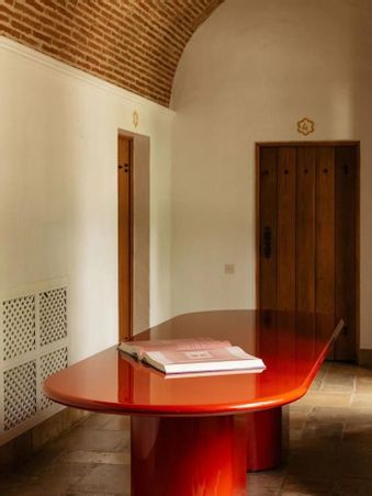 https://mom.maison-objet.com/fr/produit/1587008/table-de-salle-a-manger-en-bois-rouge-amendoeira