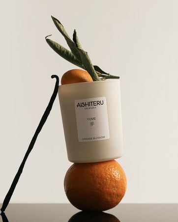 https://mom.maison-objet.com/fr/produit/1479852/bougie-parfumee-100-vegetale-150-g-yume-orange-blossom