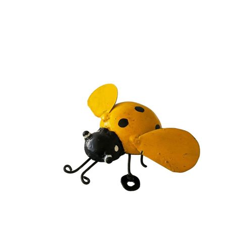 https://mom.maison-objet.com/fr/produit/1628878/sculpture-metal-recycle-coccinelle-pour-mur-12cm