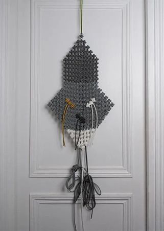 https://mom.maison-objet.com/fr/produit/1571960/deco-murale-cordes-textile-mobile-masks-the-knot