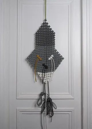 https://mom.maison-objet.com/fr/produit/1571960/deco-murale-masks-the-knot