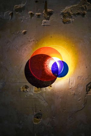 https://mom.maison-objet.com/fr/produit/1659348/lampe-halo-applique-coloree-made-in-france-en-plastique-recycle