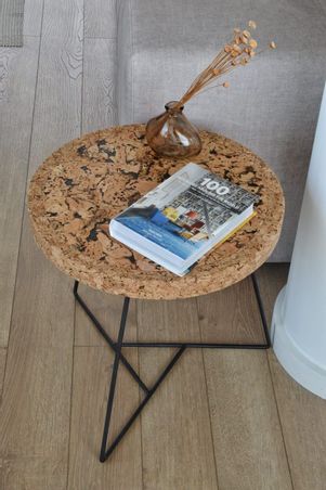 https://mom.maison-objet.com/fr/produit/1672674/table-d-appoint-en-liege-et-metal