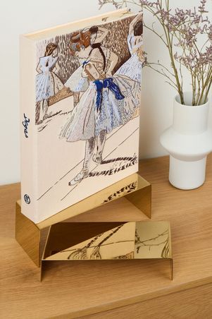 https://mom.maison-objet.com/en/product/1673120/grand-book-clutch-ballerina-degas