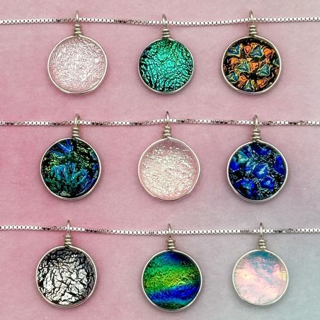 https://mom.maison-objet.com/fr/produit/1675458/9-colliers-pendentifs-en-verre-dichroique
