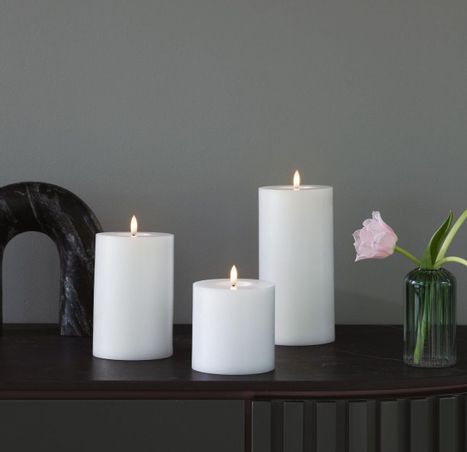 https://mom.maison-objet.com/fr/produit/1675844/bougies-piliers-fondues-couleurs-basiques-soie