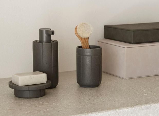 https://mom.maison-objet.com/fr/produit/1686874/accessoires-de-salle-de-bain-kua
