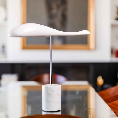 https://mom.maison-objet.com/fr/produit/135163/lampe-de-table-et-de-bureau-flying-fish-blanche