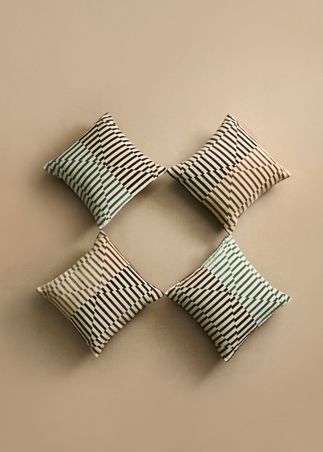 https://mom.maison-objet.com/fr/produit/1672270/housse-de-coussin-en-velours-a-rayures