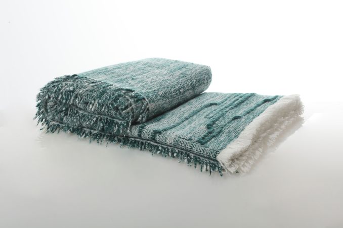https://mom.maison-objet.com/fr/produit/1728374/tibetan-cashmere-hand-spun-pulu-art-cape-blanket