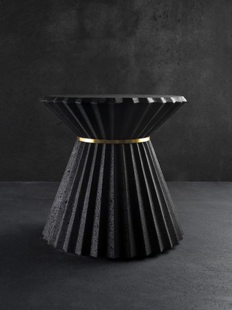 https://mom.maison-objet.com/fr/produit/1735558/table-basse-pli-elegance-minerale-et-design-contemporain