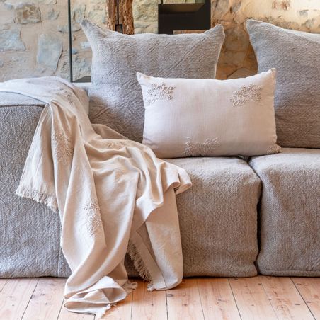 https://mom.maison-objet.com/en/product/1758838/throw-donato-140x210cm