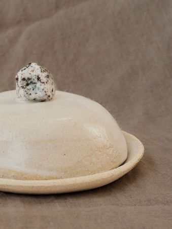 https://mom.maison-objet.com/fr/produit/1840544/gemmes-objet-sculptural-boite-gres-granite-email